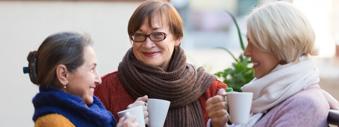 Vrouwen drinken koffie