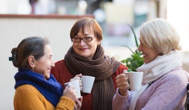 Vrouwen drinken koffie