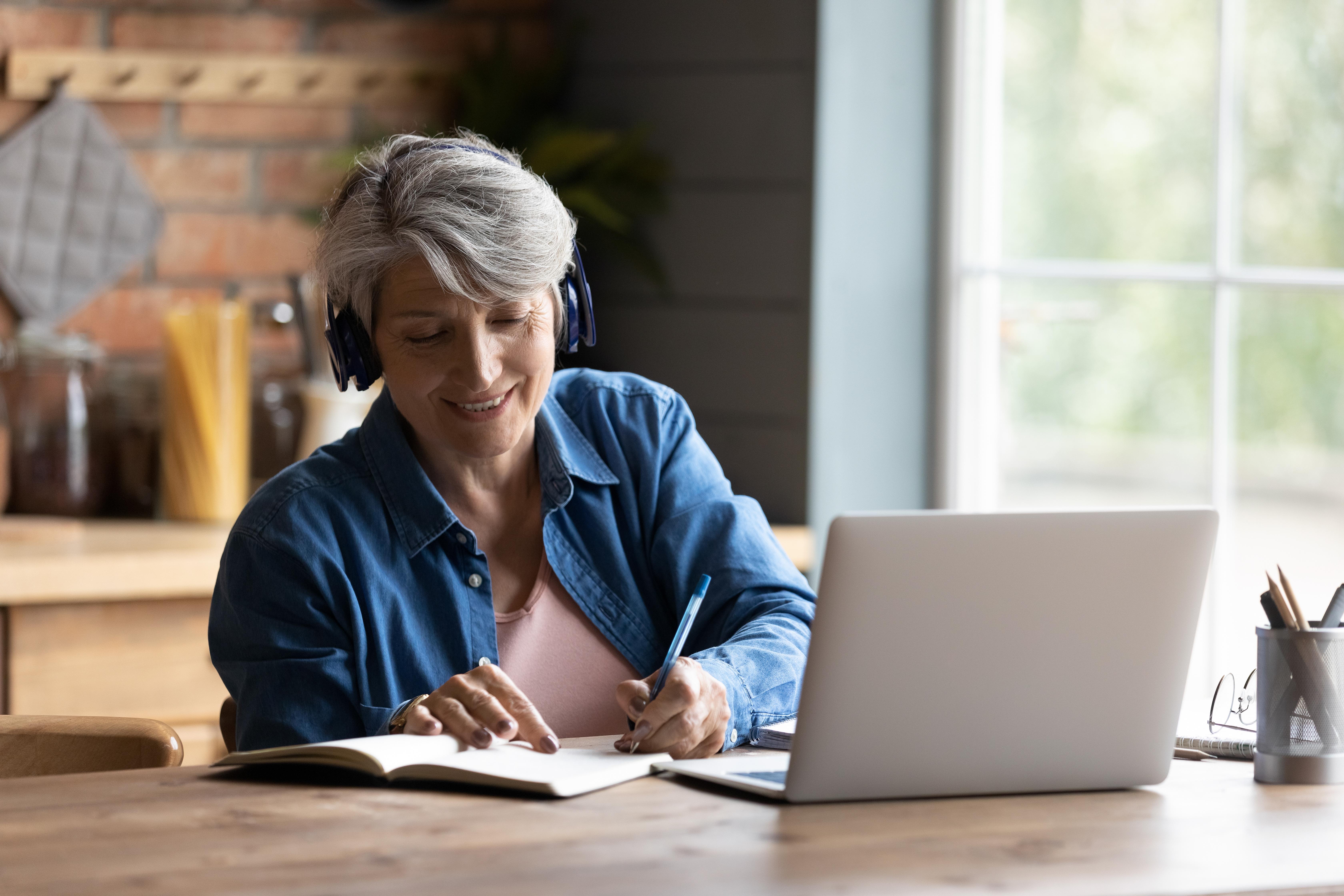 Vrouw achter laptop